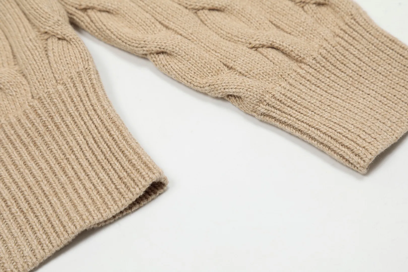 VIVI127 vivienne west wood Pay attention to the three-color splicing thread, Queen Mother West, Vivian, heavy twist twist rope craft classic cardigan, knitted sweater wool, 2024 autumn latest style. Highlight one: 24 latest three-color splicing thread. Up close, there is a gradient effect. Three kinds of same-color and different-color floral threads are interlaced and spliced to make it more advanced and more selling points. Highlight two: 30% wool content. It is blended with sheep wool and has high quality. Anti-pilling technology, not easy to pill. 2.3: Popular version, the upper body is slimmer and not picky. 2.4: JD Maillard autumn and winter color matching. The color matching is very mysterious and atmospheric. Compared with popular styles, it is more special. Size: S -M- L. Color: Three-color purple, three-color brown and orange, three-color coffee.